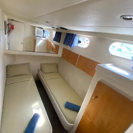 Botel - Divali - Duerme En Un Confortable Yate En Barcelona Sant Adria de Besos