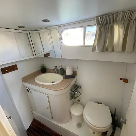 Botel - Divali - Duerme En Un Confortable Yate En Barcelona